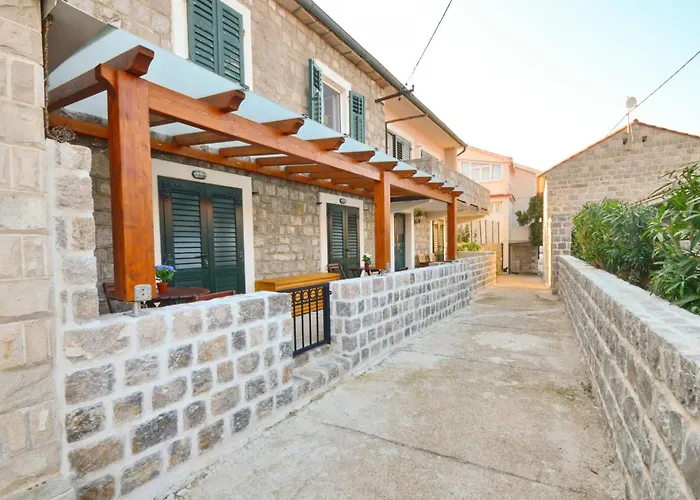 Leut Stone Residence
